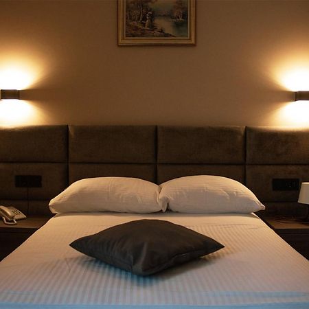 New Garni Hotel Filia Nova Pazova エクステリア 写真